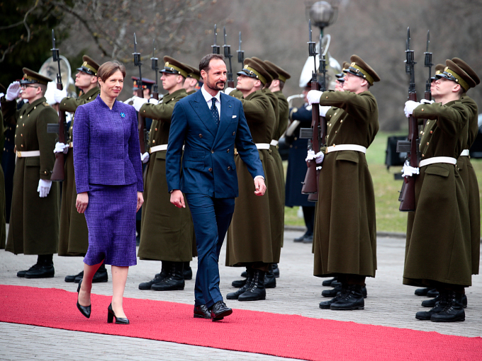 Crown Prince Haakon and President Kaljulaid inspecting the Estonian Guard of Honour. Photo: Lise Åserud, NTB scanpix. 